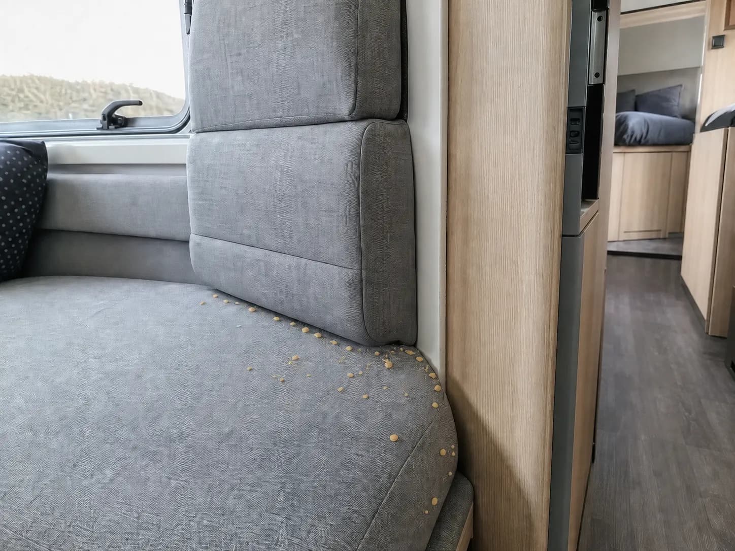 Krummer ved sædekanten i en autocamper før kompakt støvsugning