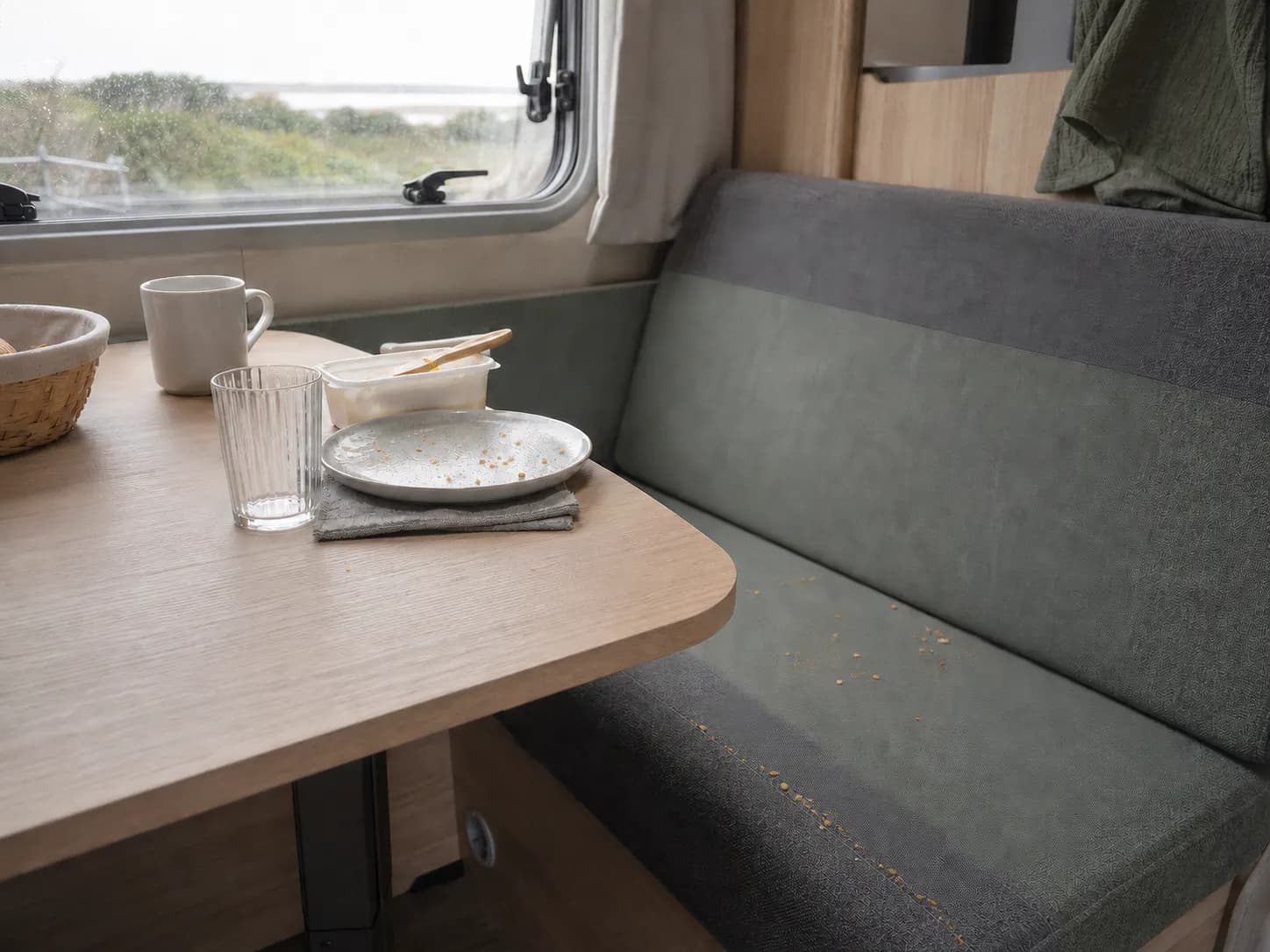 Lille håndstøvsuger til krummer ved spisepladsen i en campingvogn