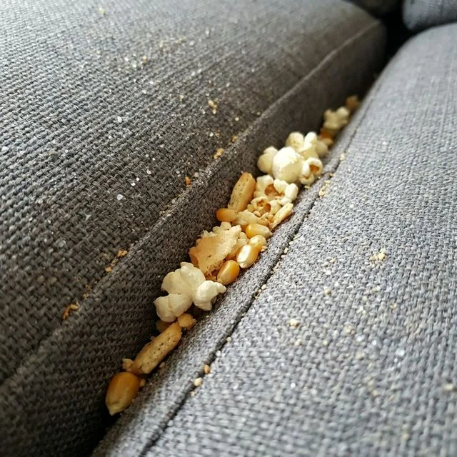 Sofa med popcorn i revnerne