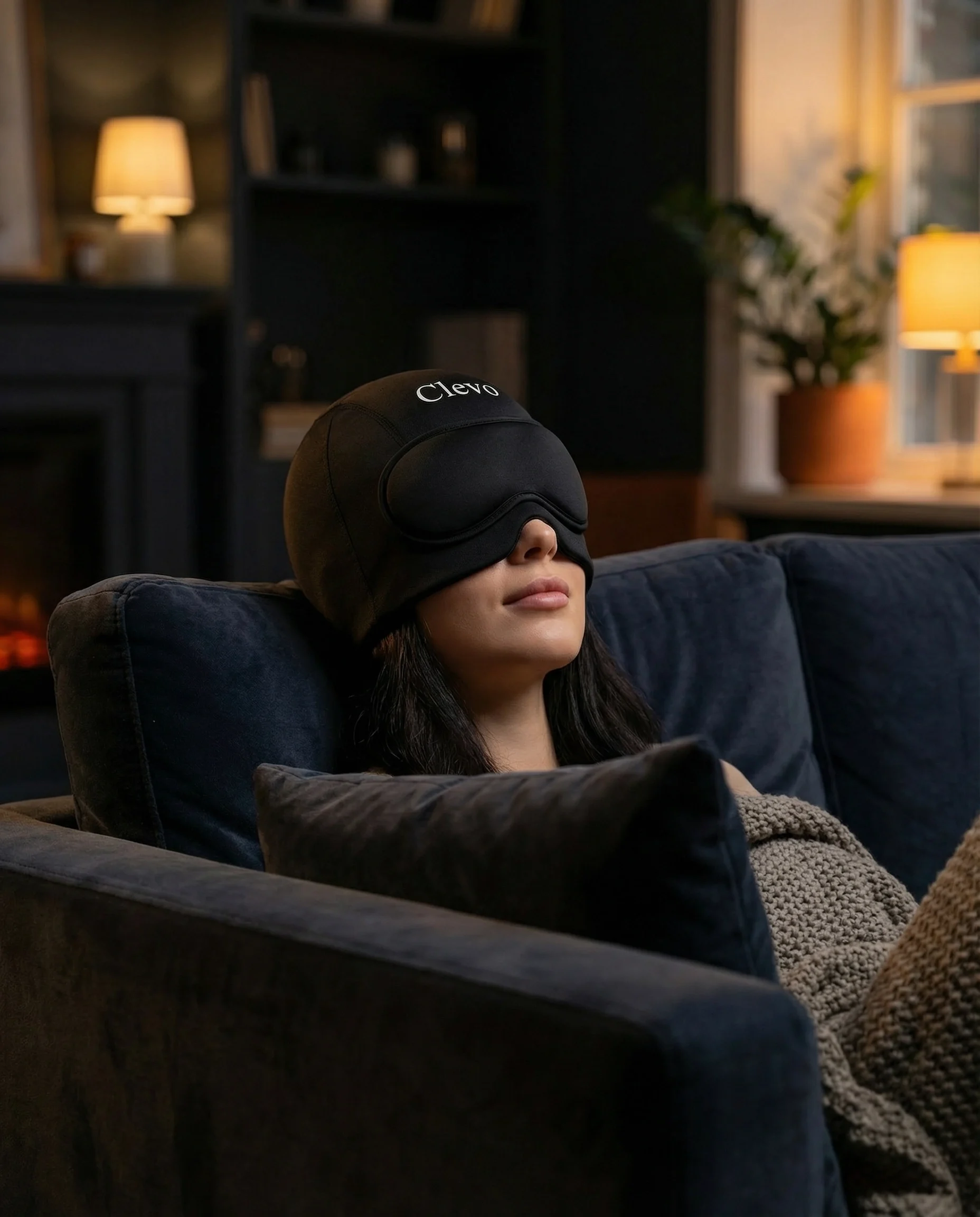 Kvinde med migrænemaske i mørkt rum